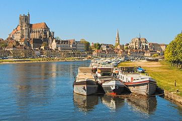 Photo de l'Yonne (fleuve) et plus précisément de la ville d'Auxerre, pour illustrer la livraison de sapin sur le sud-ouest du département