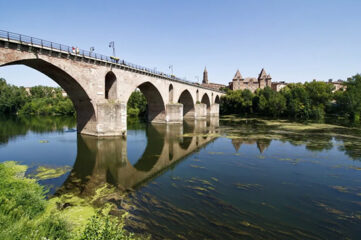Photo d'un pont de pierre dans le departement du Tarn-et-garonne pour illustrer la livraison de sapin dans ce secteur